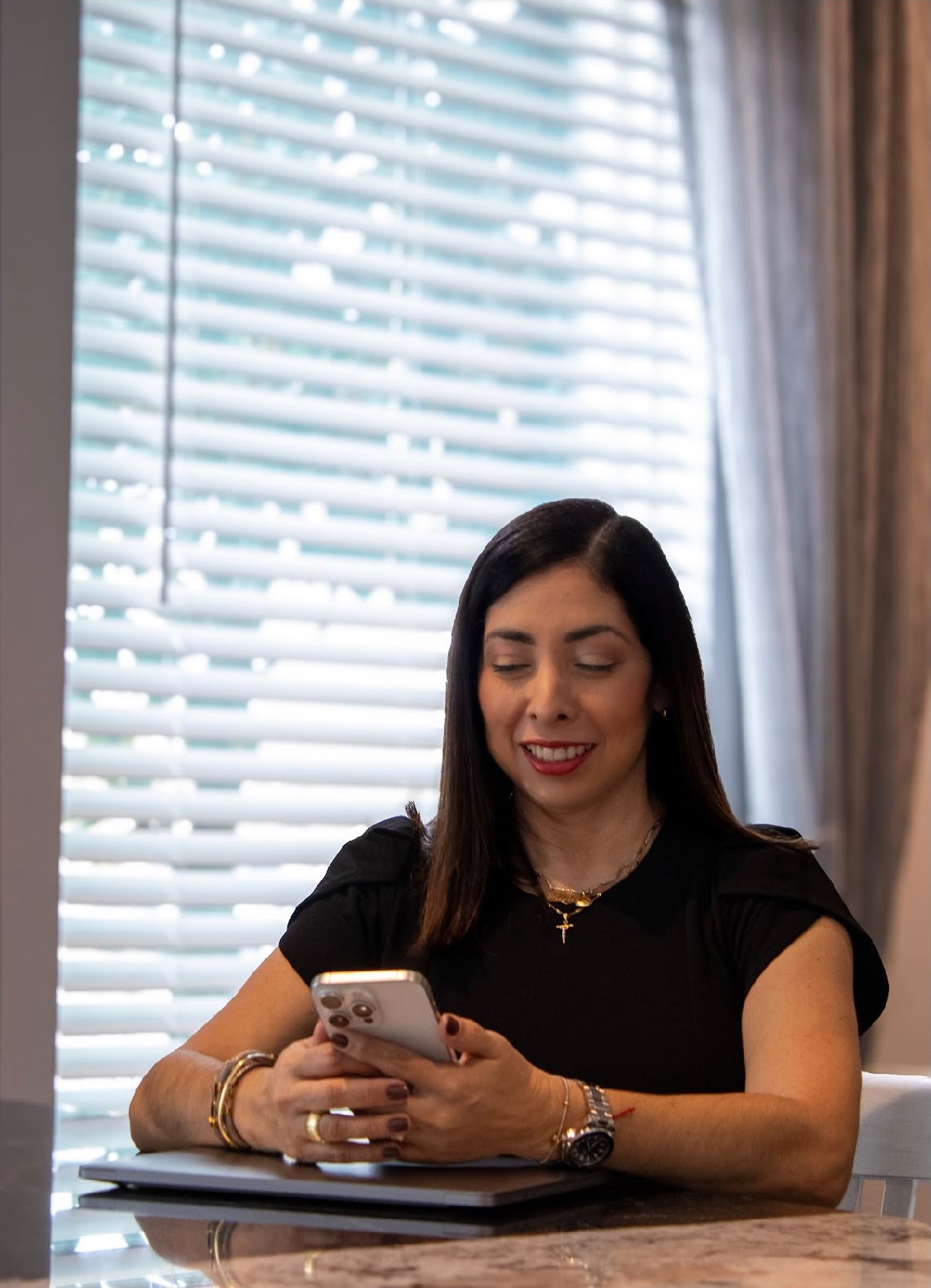 Marielba Meléndez respondiendo mensajes desde su teléfono